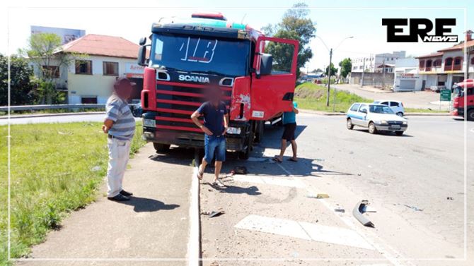 Quatro pessoas ficam feridas em grave acidente na cidade de Passo Fundo.  Créditos: Leandro Vesoloski/Rádio Uirapuru